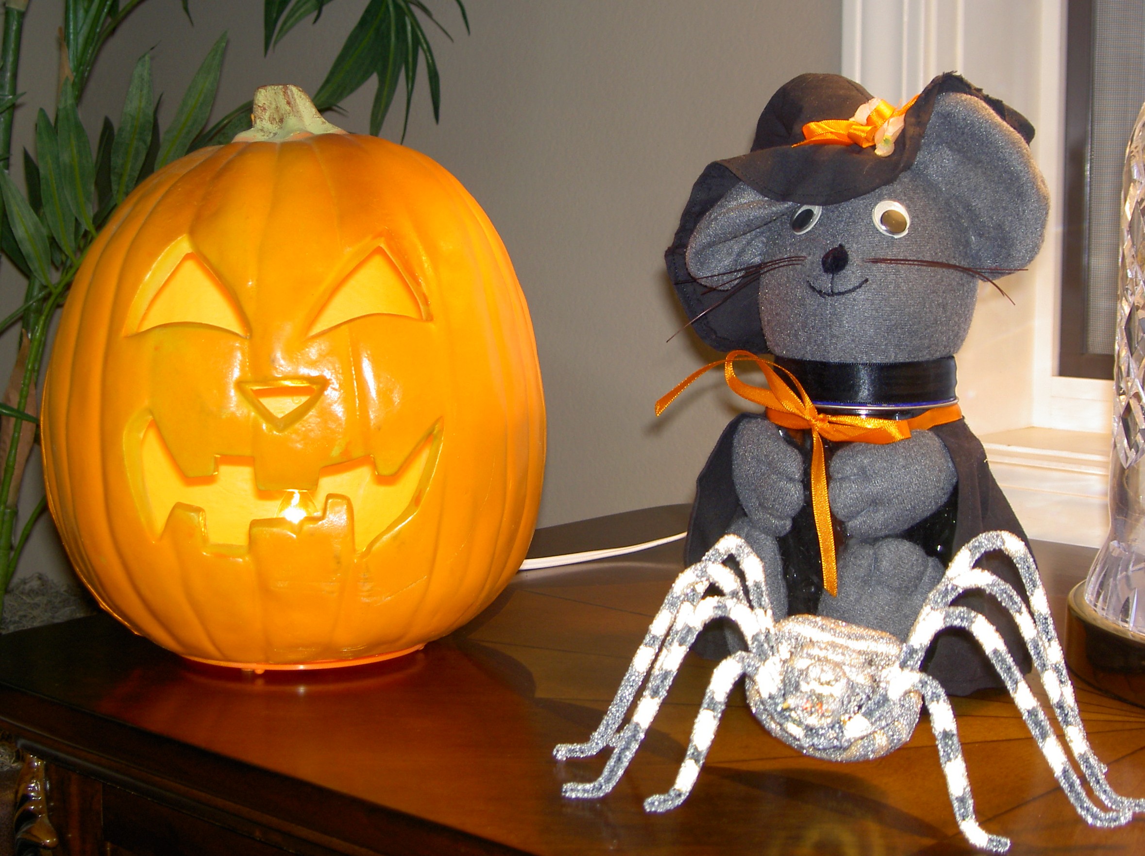 a mouse, a spider and pumkin